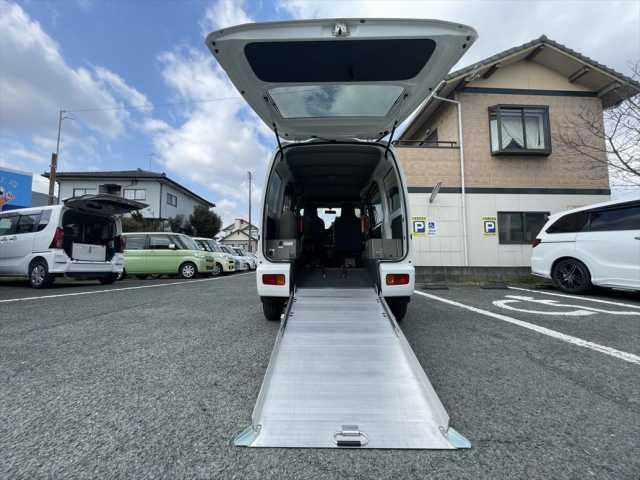 　スローパー　リヤシートレス仕様折り畳み補助シート付　車いす乗降用電動ウインチ　手動車いす固定装置　オーバーヘッドシェルフ　キーレス　ＷＳＲＳ　ＡＢＳ　禁煙車(2枚目)