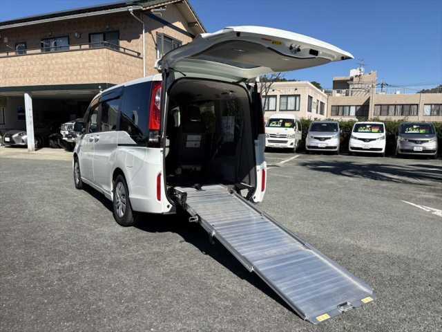 ステップワゴン 車いす仕様車　２列＆３列乗車タイプＧ　手動スロープ　車いす乗降用電動ウインチ　車いす手動固定装置　両側パワースライドＤ　ＬＥＤ　ナビ　フルセグＴＶ　バックカメラ　ＥＴＣ　ＷＡＡＣ（2枚目）