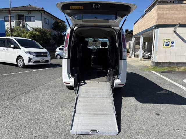 セレナ 　スロープ　車イス１名仕様　ワンオーナー　手動スロープ　ニールダウン　車いす乗降用電動ウインチ　車いす手動固定装置　両側Ｓドア　純正ナビ　フルセグＴＶ　Ｂカメラ　ＥＴＣ　前後ドラレコ　ＷＡＡＣ　禁煙車（2枚目）