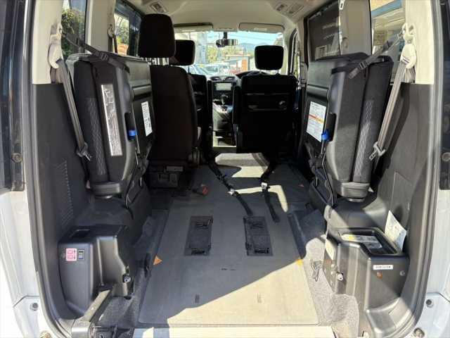 セレナ 　スロープ　車イス１名仕様　ワンオーナー　手動スロープ　ニールダウン　車いす乗降用電動ウインチ　車いす手動固定装置　両側Ｓドア　純正ナビ　フルセグＴＶ　Ｂカメラ　ＥＴＣ　前後ドラレコ　ＷＡＡＣ　禁煙車（3枚目）