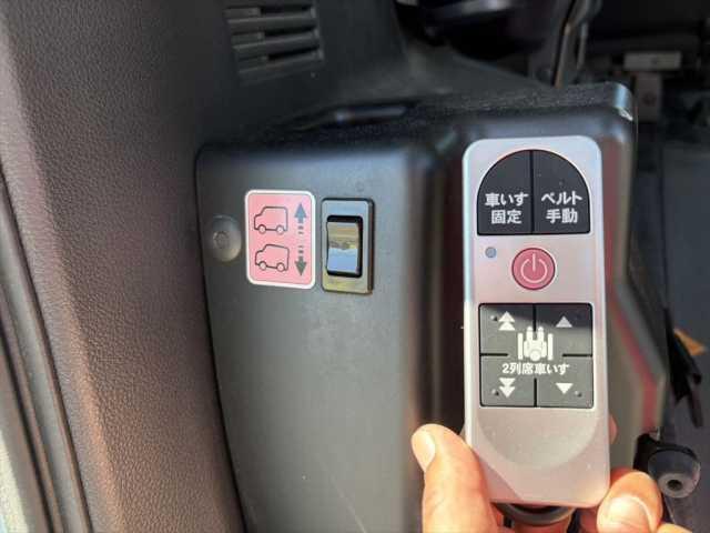 セレナ 　スロープ　車イス１名仕様　ワンオーナー　手動スロープ　ニールダウン　車いす乗降用電動ウインチ　車いす手動固定装置　両側Ｓドア　純正ナビ　フルセグＴＶ　Ｂカメラ　ＥＴＣ　前後ドラレコ　ＷＡＡＣ　禁煙車（5枚目）