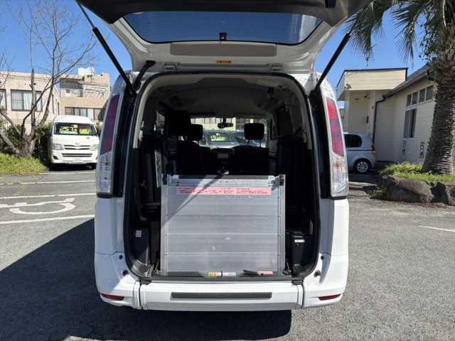 セレナ 　スロープ　車イス１名仕様　ワンオーナー　手動スロープ　ニールダウン　車いす乗降用電動ウインチ　車いす手動固定装置　両側Ｓドア　純正ナビ　フルセグＴＶ　Ｂカメラ　ＥＴＣ　前後ドラレコ　ＷＡＡＣ　禁煙車（7枚目）
