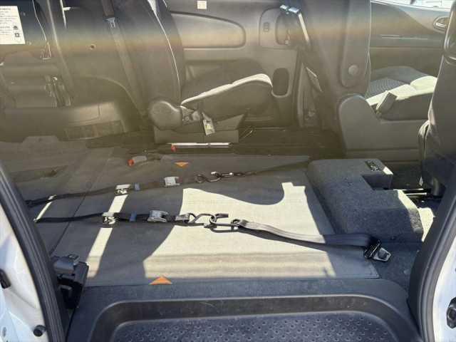 セレナ 　スロープ　車イス１名仕様　ワンオーナー　手動スロープ　ニールダウン　車いす乗降用電動ウインチ　車いす手動固定装置　両側Ｓドア　純正ナビ　フルセグＴＶ　Ｂカメラ　ＥＴＣ　前後ドラレコ　ＷＡＡＣ　禁煙車（20枚目）