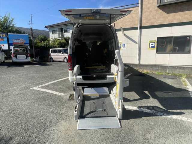 ハイエースバン 　Ｂタイプ　車いす２名＋８名の１０人乗り又はストレッチャー１名＋８名の９人乗り　スイングアームリフト　オートステップ　ＷＡＣ　ナビ　フルセグＴＶ　Ｂｌｕｅｔｏｏｔｈ　Ｂカメラ　ＥＴＣ　ドラレコ　禁煙車（2枚目）