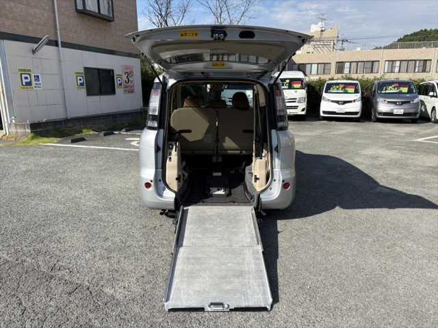 シエンタ 　車いす仕様車　タイプＩ　手動スロープ　車いす１名＋５名の６人乗り　ニールダウン　後退防止ベルト　電動車いす固定装置　左パワースライドドア　メモリーナビ　フルセグＴＶ　バックカメラ　ＥＴＣ　禁煙車（2枚目）