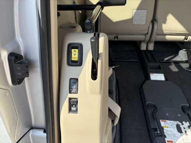 シエンタ 　車いす仕様車　タイプＩ　手動スロープ　車いす１名＋５名の６人乗り　ニールダウン　後退防止ベルト　電動車いす固定装置　左パワースライドドア　メモリーナビ　フルセグＴＶ　バックカメラ　ＥＴＣ　禁煙車（4枚目）