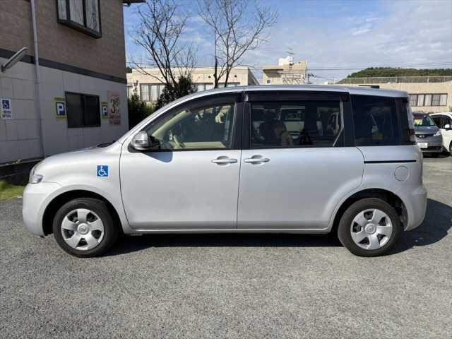 シエンタ 　車いす仕様車　タイプＩ　手動スロープ　車いす１名＋５名の６人乗り　ニールダウン　後退防止ベルト　電動車いす固定装置　左パワースライドドア　メモリーナビ　フルセグＴＶ　バックカメラ　ＥＴＣ　禁煙車（11枚目）