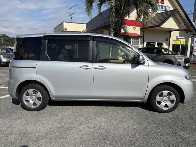 シエンタ 　車いす仕様車　タイプＩ　手動スロープ　車いす１名＋５名の６人乗り　ニールダウン　後退防止ベルト　電動車いす固定装置　左パワースライドドア　メモリーナビ　フルセグＴＶ　バックカメラ　ＥＴＣ　禁煙車（12枚目）