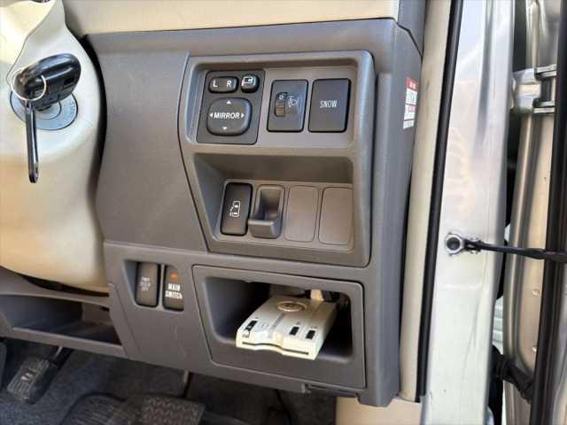 シエンタ 　車いす仕様車　タイプＩ　手動スロープ　車いす１名＋５名の６人乗り　ニールダウン　後退防止ベルト　電動車いす固定装置　左パワースライドドア　メモリーナビ　フルセグＴＶ　バックカメラ　ＥＴＣ　禁煙車（15枚目）