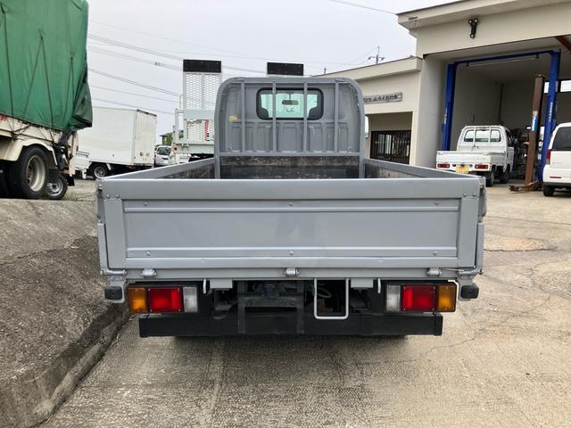 タイタントラック 　平ボディ　１．５ｔ　後Ｗタイヤ　フロアＡＴ　ラジオオーディオ　運転席エアバッグ　エアコン　パワステ　パワーウィンドウ　ＡＢＳ　ターボ　キーレス（7枚目）