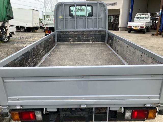 タイタントラック 　平ボディ　１．５ｔ　後Ｗタイヤ　フロアＡＴ　ラジオオーディオ　運転席エアバッグ　エアコン　パワステ　パワーウィンドウ　ＡＢＳ　ターボ　キーレス（10枚目）