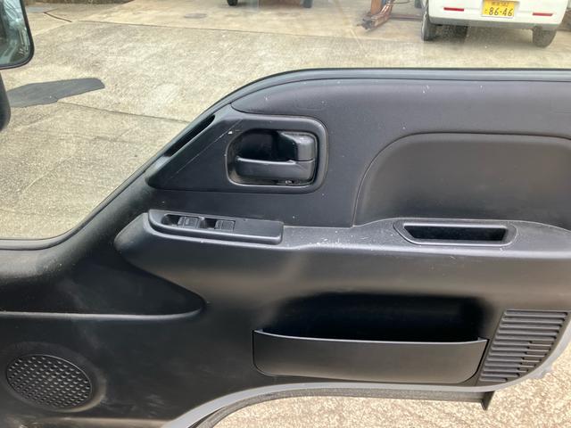 タイタントラック 　平ボディ　１．５ｔ　後Ｗタイヤ　フロアＡＴ　ラジオオーディオ　運転席エアバッグ　エアコン　パワステ　パワーウィンドウ　ＡＢＳ　ターボ　キーレス（20枚目）