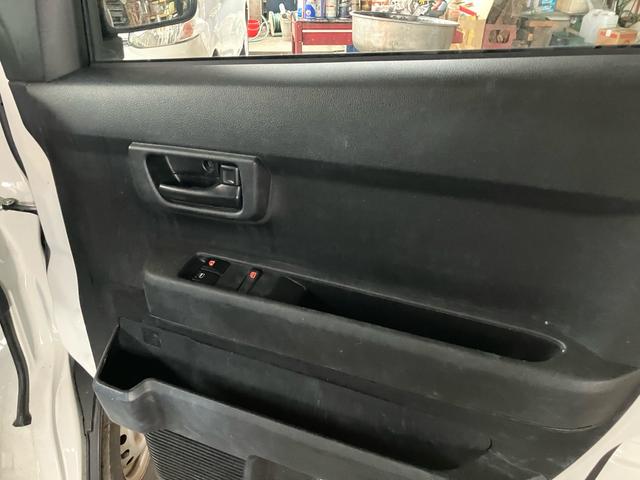 ハイゼットカーゴ ＤＸ　スマートアシスト　衝突被害軽減ブレーキ　ハイルーフ　オートマ車　ナビ　Ｂｌｕｅｔｏｏｔｈ　キーレス　ＥＴＣ　オートヘッドライト　２ＷＤ　アイドリングストップ（11枚目）