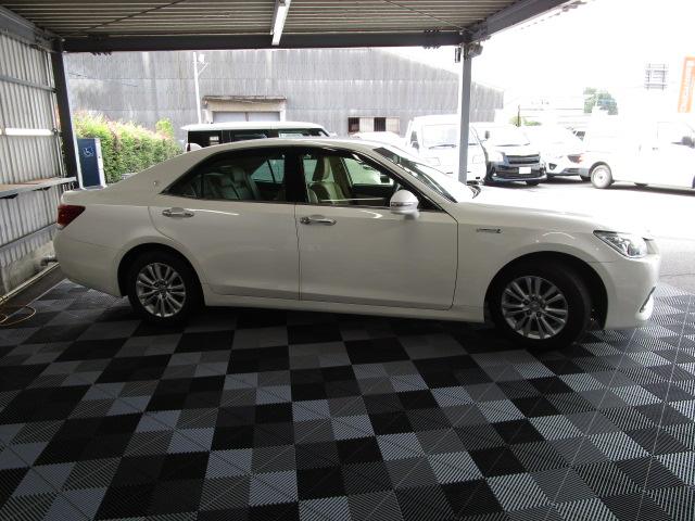 クラウンハイブリッド ロイヤルサルーン 純正ナビ・フルセグTV ETC Bカメラ ドラレコ クルーズコントロール スマートキー 本革シート 電動シート シートヒーター シートエアコン HIDライト MTモード 純正AW(4枚目)