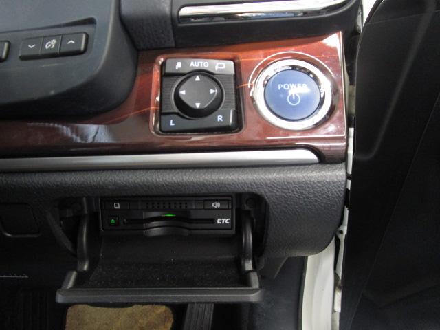 クラウンハイブリッド ロイヤルサルーン 純正ナビ・フルセグTV ETC Bカメラ ドラレコ クルーズコントロール スマートキー 本革シート 電動シート シートヒーター シートエアコン HIDライト MTモード 純正AW(15枚目)