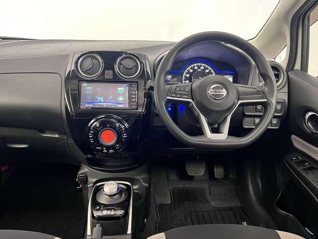 ノート １．２　ｅ－ＰＯＷＥＲ　Ｘ　Ｖセレクション　アラウンドカメラ　ワンオ－ナ－車　運転席助手席エアバック　エアバッグ　衝突被害軽減装置　イモビライザー　ＬＥＤヘッドライト　パワーウインドウ　レーンアシスト　ＥＴＣ　アルミホイール　スマートキー（4枚目）