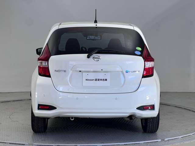 ノート １．２　ｅ－ＰＯＷＥＲ　Ｘ　Ｖセレクション　アラウンドカメラ　ワンオ－ナ－車　運転席助手席エアバック　エアバッグ　衝突被害軽減装置　イモビライザー　ＬＥＤヘッドライト　パワーウインドウ　レーンアシスト　ＥＴＣ　アルミホイール　スマートキー（5枚目）