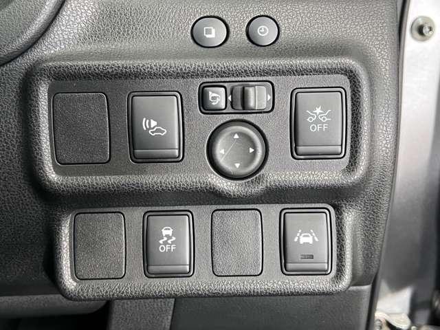 衝突被害軽減ブレーキと横滑り防止装置のスイッチです。通常はオン状態で使用するため、触りにくい位置に配置されています。