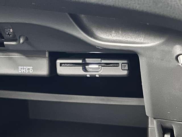 【ＥＴＣ装備】高速道路料金所での小銭の出し入れや雨天時における窓の開閉などの煩わしさから解放されます。料金所をスムーズに通過でき、快適です。