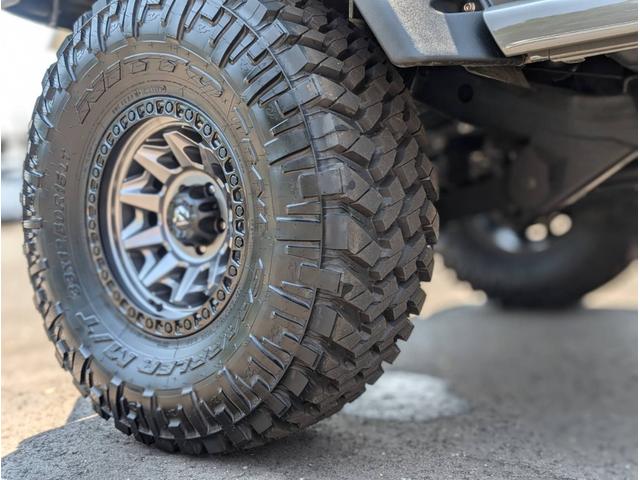 スポーツ　ＲｏｕｇｈＣｏｕｎｔｒｙリフトキット　ＲｕｇｇｅｄＲｉｄｇｅフェンダースレア　ＮＩＴＴＯトレイルグラップラーＭＴ　ロックバンパー　ＮＥＷソフトトップ　スティンググレー全塗装　ＵＳテール＆ライセンス(53枚目)