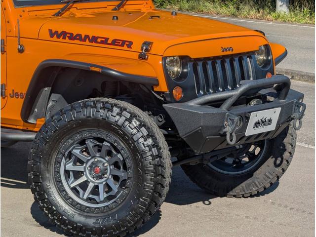 ジープ・ラングラーアンリミテッド スポーツ　色替全塗装オレンジ　ＲｏｕｇｈＣｏｕｎｔｒｙ　４ｉｎリフトキット　ＴＲＣフェンダー　ＳＭＩＴＴＹＢＩＬＴ　ＸＲＣバンパー　ＦＵＥＬ　ＣＯＶＥＲＴ２０ｉｎ　ＮＩＴＴＯトレイルグラップラー３７ｘ１２．５０（3枚目）