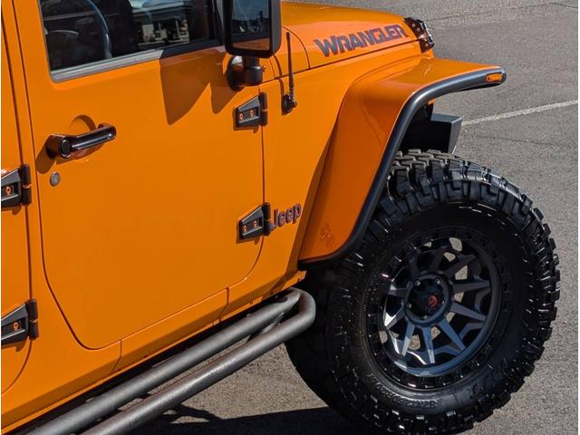 ジープ・ラングラーアンリミテッド スポーツ　色替全塗装オレンジ　ＲｏｕｇｈＣｏｕｎｔｒｙ　４ｉｎリフトキット　ＴＲＣフェンダー　ＳＭＩＴＴＹＢＩＬＴ　ＸＲＣバンパー　ＦＵＥＬ　ＣＯＶＥＲＴ２０ｉｎ　ＮＩＴＴＯトレイルグラップラー３７ｘ１２．５０（4枚目）