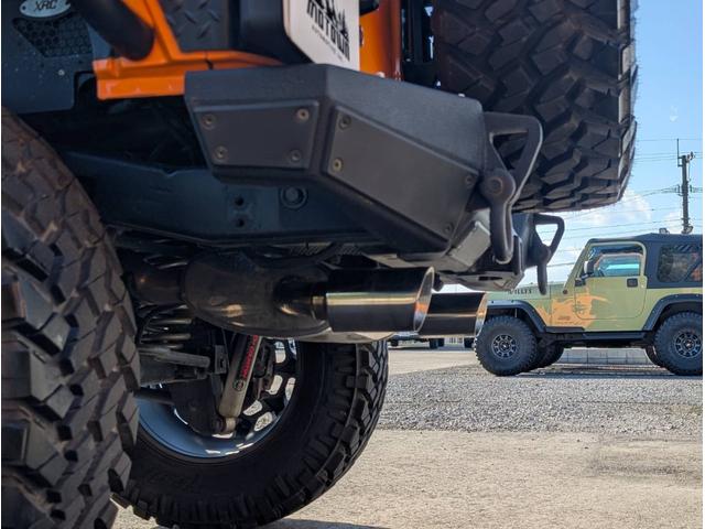 ジープ・ラングラーアンリミテッド スポーツ　色替全塗装オレンジ　ＲｏｕｇｈＣｏｕｎｔｒｙ　４ｉｎリフトキット　ＴＲＣフェンダー　ＳＭＩＴＴＹＢＩＬＴ　ＸＲＣバンパー　ＦＵＥＬ　ＣＯＶＥＲＴ２０ｉｎ　ＮＩＴＴＯトレイルグラップラー３７ｘ１２．５０（16枚目）