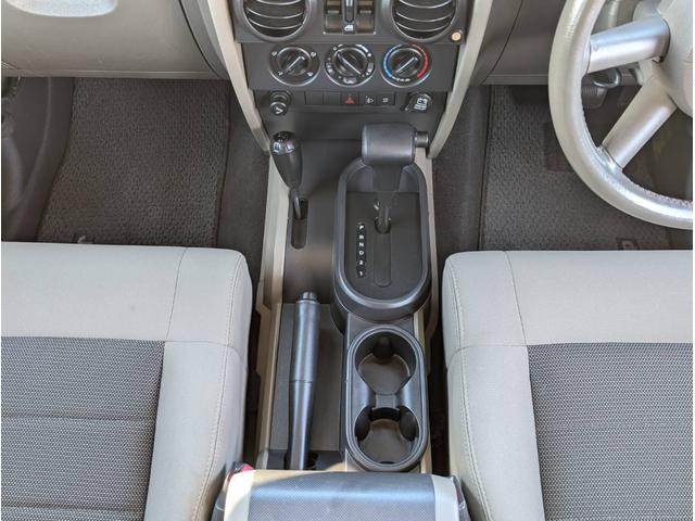 ジープ・ラングラーアンリミテッド スポーツ　色替全塗装オレンジ　ＲｏｕｇｈＣｏｕｎｔｒｙ　４ｉｎリフトキット　ＴＲＣフェンダー　ＳＭＩＴＴＹＢＩＬＴ　ＸＲＣバンパー　ＦＵＥＬ　ＣＯＶＥＲＴ２０ｉｎ　ＮＩＴＴＯトレイルグラップラー３７ｘ１２．５０（37枚目）