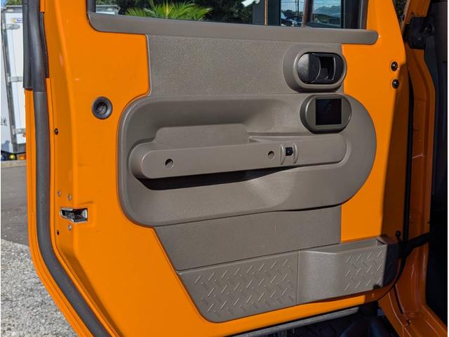 ジープ・ラングラーアンリミテッド スポーツ　色替全塗装オレンジ　ＲｏｕｇｈＣｏｕｎｔｒｙ　４ｉｎリフトキット　ＴＲＣフェンダー　ＳＭＩＴＴＹＢＩＬＴ　ＸＲＣバンパー　ＦＵＥＬ　ＣＯＶＥＲＴ２０ｉｎ　ＮＩＴＴＯトレイルグラップラー３７ｘ１２．５０（41枚目）