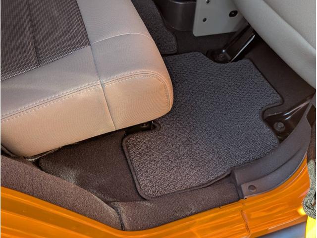 ジープ・ラングラーアンリミテッド スポーツ　色替全塗装オレンジ　ＲｏｕｇｈＣｏｕｎｔｒｙ　４ｉｎリフトキット　ＴＲＣフェンダー　ＳＭＩＴＴＹＢＩＬＴ　ＸＲＣバンパー　ＦＵＥＬ　ＣＯＶＥＲＴ２０ｉｎ　ＮＩＴＴＯトレイルグラップラー３７ｘ１２．５０（44枚目）