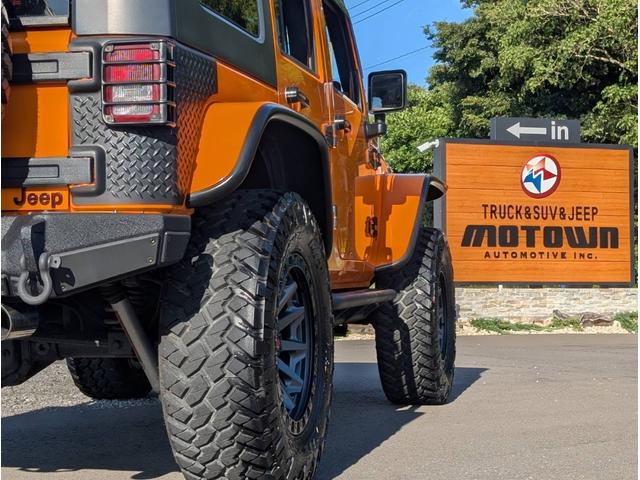 ジープ・ラングラーアンリミテッド スポーツ　色替全塗装オレンジ　ＲｏｕｇｈＣｏｕｎｔｒｙ　４ｉｎリフトキット　ＴＲＣフェンダー　ＳＭＩＴＴＹＢＩＬＴ　ＸＲＣバンパー　ＦＵＥＬ　ＣＯＶＥＲＴ２０ｉｎ　ＮＩＴＴＯトレイルグラップラー３７ｘ１２．５０（65枚目）