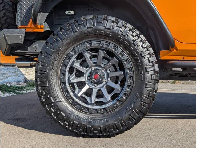 ジープ・ラングラーアンリミテッド スポーツ　色替全塗装オレンジ　ＲｏｕｇｈＣｏｕｎｔｒｙ　４ｉｎリフトキット　ＴＲＣフェンダー　ＳＭＩＴＴＹＢＩＬＴ　ＸＲＣバンパー　ＦＵＥＬ　ＣＯＶＥＲＴ２０ｉｎ　ＮＩＴＴＯトレイルグラップラー３７ｘ１２．５０（70枚目）