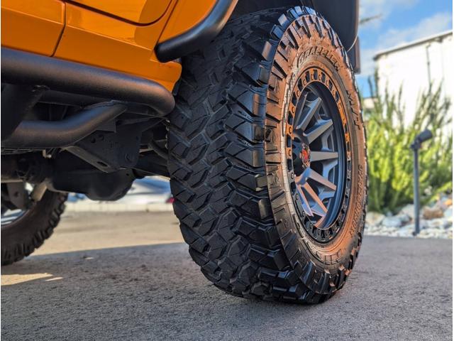 ジープ・ラングラーアンリミテッド スポーツ　色替全塗装オレンジ　ＲｏｕｇｈＣｏｕｎｔｒｙ　４ｉｎリフトキット　ＴＲＣフェンダー　ＳＭＩＴＴＹＢＩＬＴ　ＸＲＣバンパー　ＦＵＥＬ　ＣＯＶＥＲＴ２０ｉｎ　ＮＩＴＴＯトレイルグラップラー３７ｘ１２．５０（74枚目）