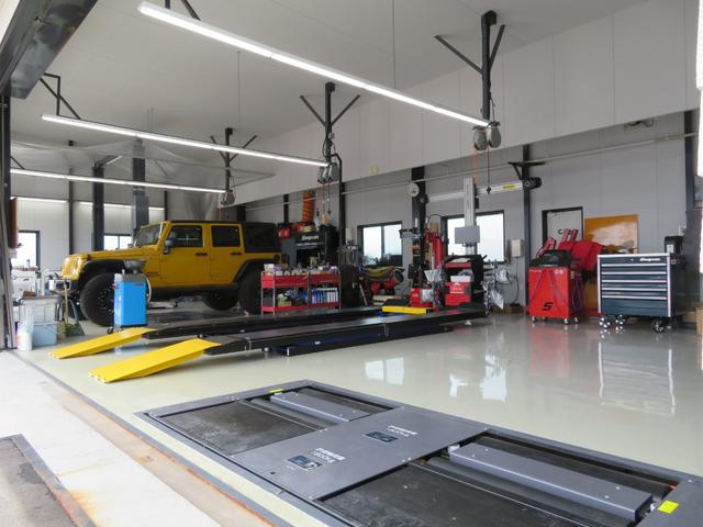 ジープ・グランドチェロキー リミテッド 4x4 新品☆NITTOリッジグラップラー☆4本 エアサスペンション WL専用18インチグロスブラックホイール パワーリアゲート シート&ステアリングヒーター オートヘッドライト コーナーセンサー(11枚目)