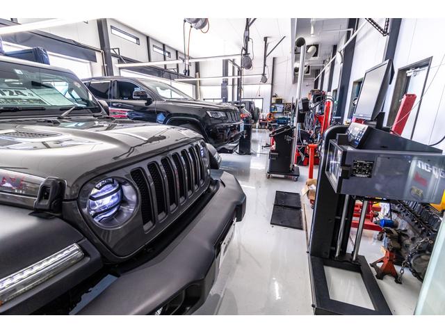 ジープ・グランドチェロキー リミテッド 4x4 新品☆NITTOリッジグラップラー☆4本 エアサスペンション WL専用18インチグロスブラックホイール パワーリアゲート シート&ステアリングヒーター オートヘッドライト コーナーセンサー(12枚目)