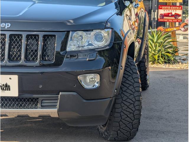 ジープ・グランドチェロキー リミテッド 4x4 新品☆NITTOリッジグラップラー☆4本 エアサスペンション WL専用18インチグロスブラックホイール パワーリアゲート シート&ステアリングヒーター オートヘッドライト コーナーセンサー(15枚目)