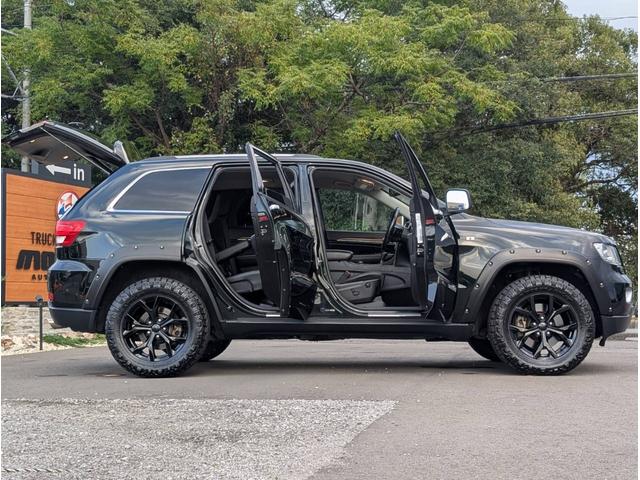 ジープ・グランドチェロキー リミテッド 4x4 新品☆NITTOリッジグラップラー☆4本 エアサスペンション WL専用18インチグロスブラックホイール パワーリアゲート シート&ステアリングヒーター オートヘッドライト コーナーセンサー(31枚目)