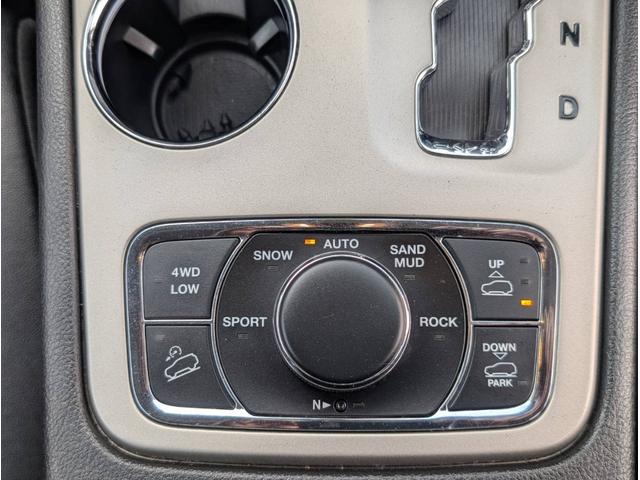 ジープ・グランドチェロキー リミテッド 4x4 新品☆NITTOリッジグラップラー☆4本 エアサスペンション WL専用18インチグロスブラックホイール パワーリアゲート シート&ステアリングヒーター オートヘッドライト コーナーセンサー(51枚目)