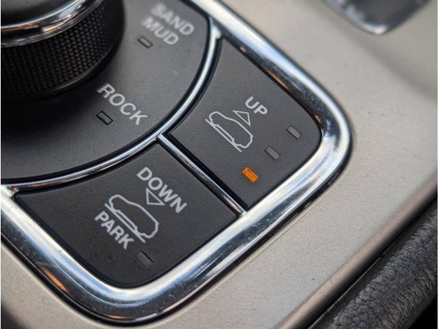 ジープ・グランドチェロキー リミテッド 4x4 新品☆NITTOリッジグラップラー☆4本 エアサスペンション WL専用18インチグロスブラックホイール パワーリアゲート シート&ステアリングヒーター オートヘッドライト コーナーセンサー(52枚目)