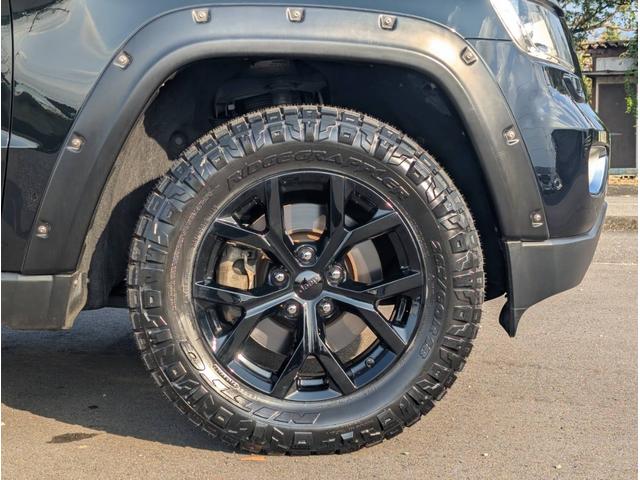 ジープ・グランドチェロキー リミテッド 4x4 新品☆NITTOリッジグラップラー☆4本 エアサスペンション WL専用18インチグロスブラックホイール パワーリアゲート シート&ステアリングヒーター オートヘッドライト コーナーセンサー(69枚目)