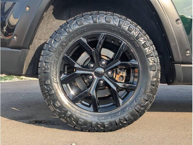 ジープ・グランドチェロキー リミテッド 4x4 新品☆NITTOリッジグラップラー☆4本 エアサスペンション WL専用18インチグロスブラックホイール パワーリアゲート シート&ステアリングヒーター オートヘッドライト コーナーセンサー(71枚目)