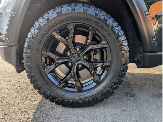ジープ・グランドチェロキー リミテッド 4x4 新品☆NITTOリッジグラップラー☆4本 エアサスペンション WL専用18インチグロスブラックホイール パワーリアゲート シート&ステアリングヒーター オートヘッドライト コーナーセンサー(75枚目)