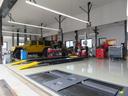 自社工場では納車点検整備をはじめ、ご購入後のメンテナンス・車検・修理も対応しております。輸入車診断に欠かせない専用機材、大型タイヤも交換可能なタイヤチェンジャーなど様々な専用機材を完備しております