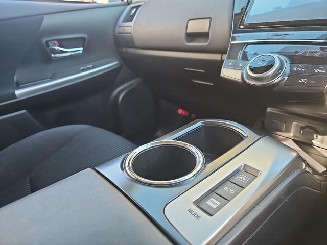 プリウスアルファ Ｓ　ＥＴＣ　アルミホイール　後席モニター　スマートキー　３列シート　ＣＶＴ　盗難防止システム　衝突安全ボディ　ＡＢＳ　ＥＳＣ　エアコン　パワーステアリング　パワーウィンドウ　運転席エアバッグ（5枚目）