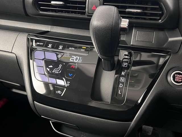 シフトレバー周りもきれいな状態です。