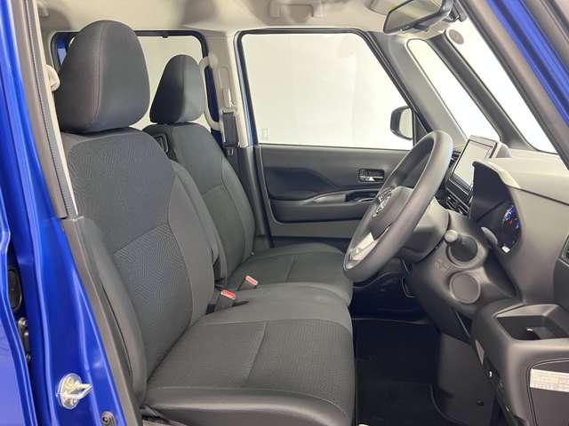 運転席も広くゆとりのある室内です