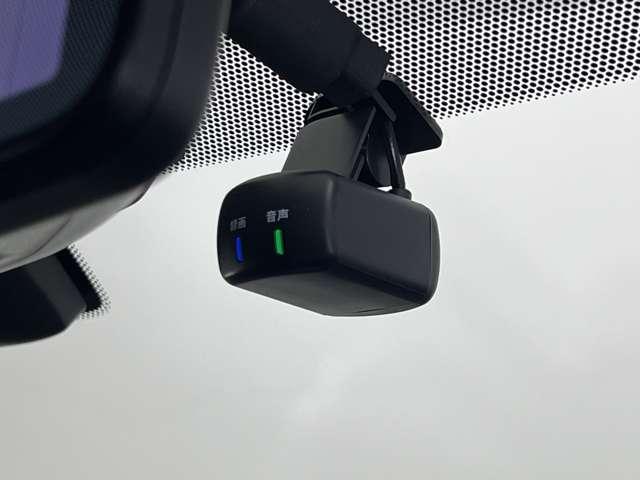 ドライブレコーダーは前後タイプが付いておりナビ画面上で確認することが出来ますよ