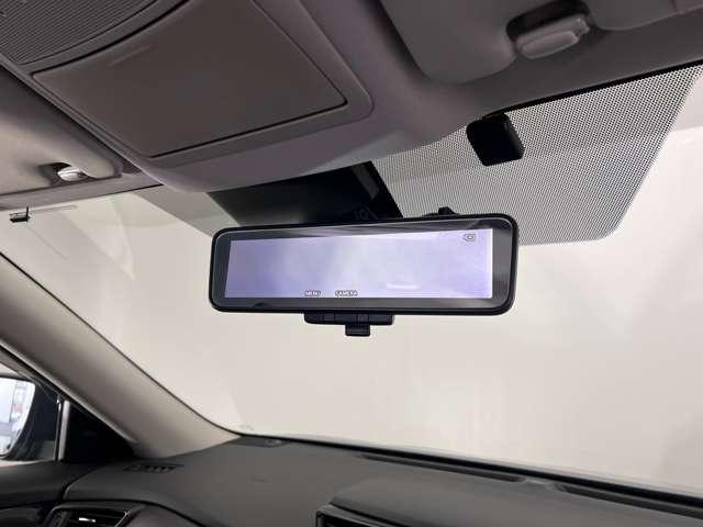 スマートルームミラーで後方の映像がルームミラーで確認できます。