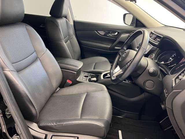 運転席も広くゆとりのある室内です