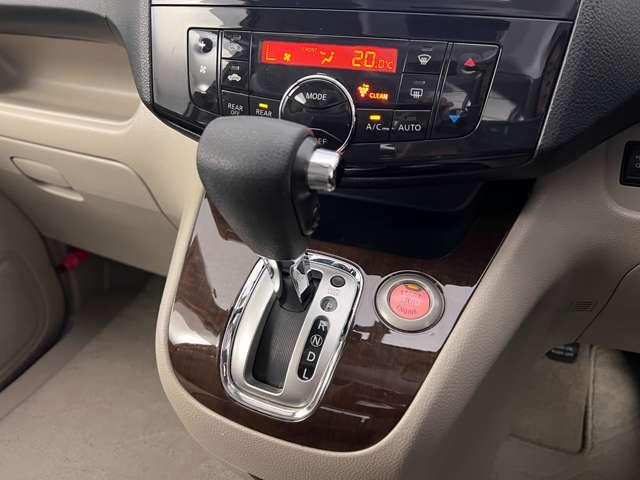 シフトレバー周りもきれいな状態です。